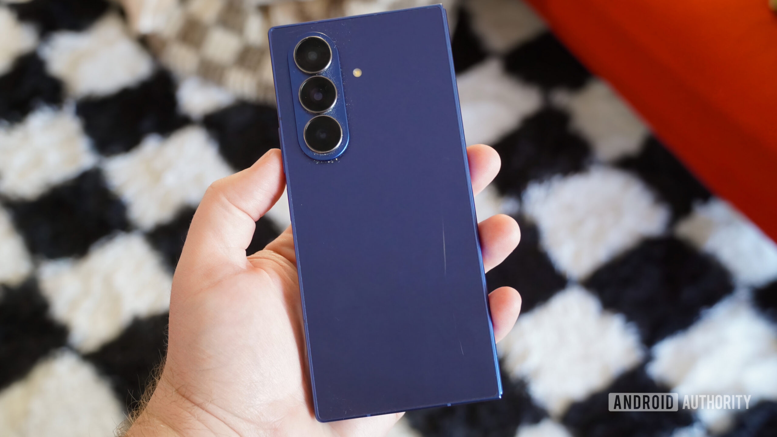 Điện thoại Android màu sắc: Dễ trầy xước, lộ lớp nhôm bạc bên trong